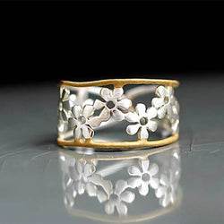 Anello di fiori irregolare con motivo cavo