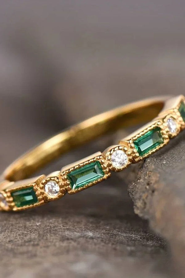 Anello con zircone verde sul retro