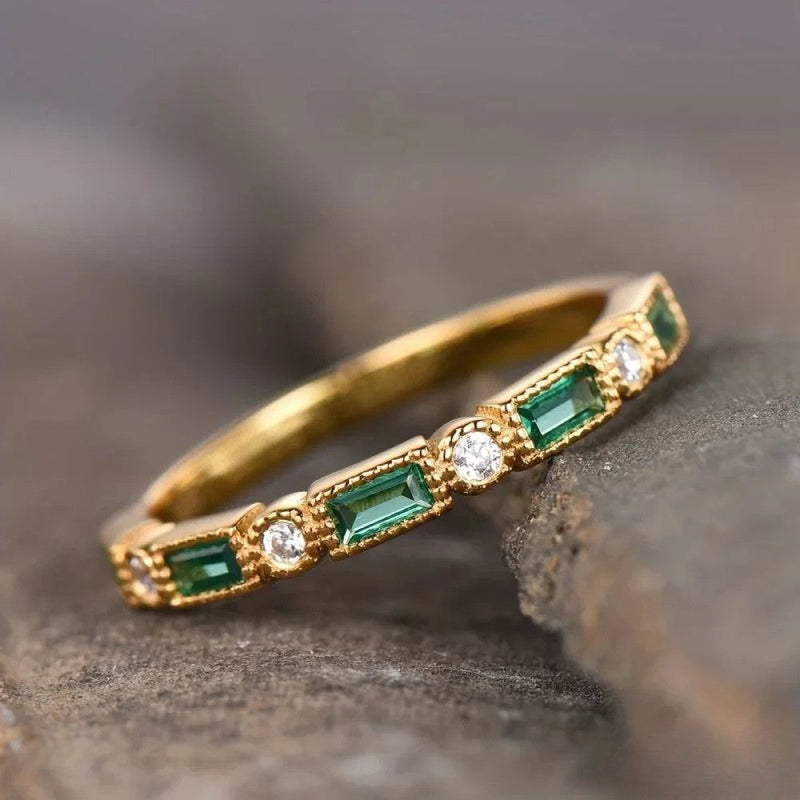 Anello con zircone verde sul retro