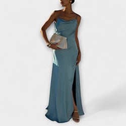 Hallie - Elegante abito lungo in satin con alto spacco