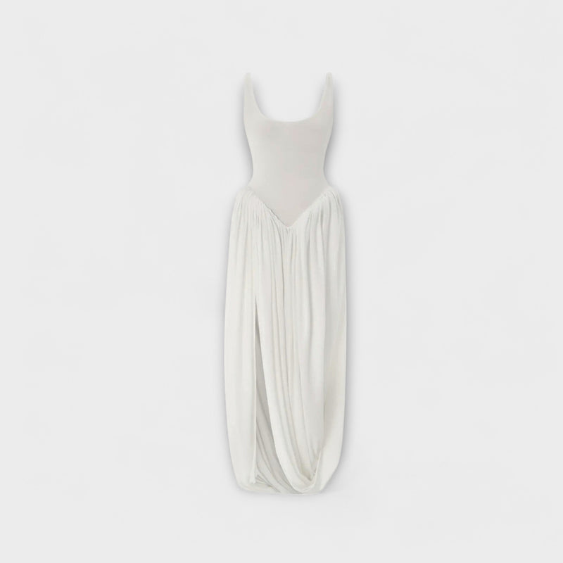Abito maxi drappeggiato con gonna scultorea e apertura laterale