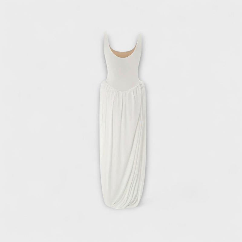 Abito maxi drappeggiato con gonna scultorea e apertura laterale