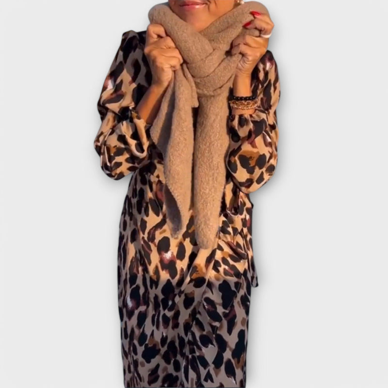 Vestito casual con stampa leopardata e scollatura a V