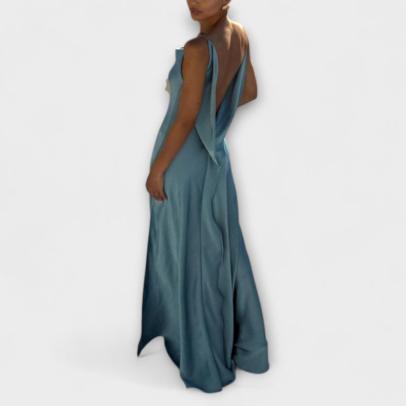 Hallie - Elegante abito lungo in satin con alto spacco