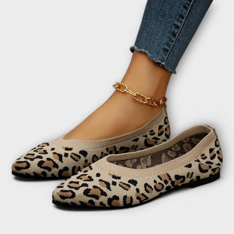 Scarpe basse con lacci e stampa leopardata