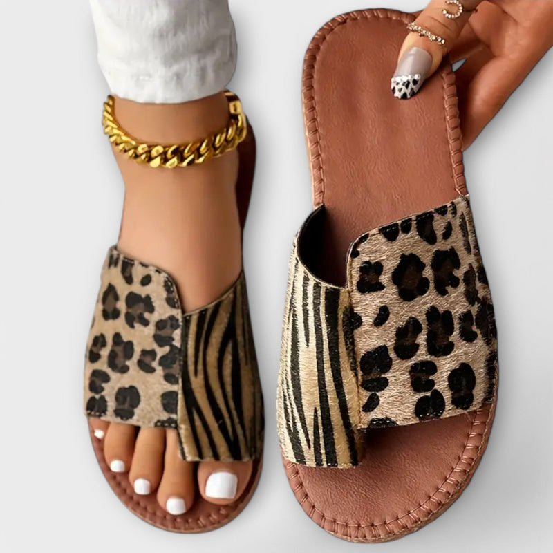 Eleganti pantofole bicolor con stampa leopardata