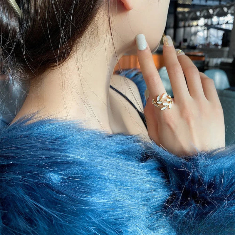Anello regolabile con foglia bianca