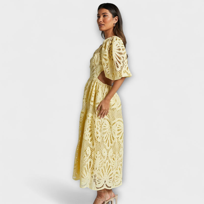 Elegante vestito con delicati dettagli