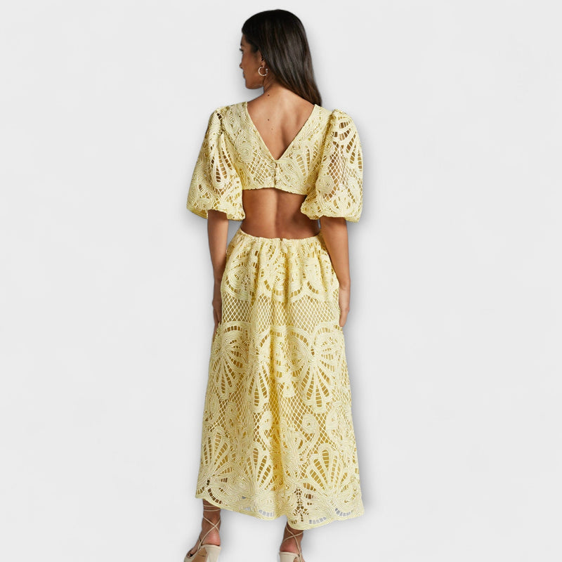 Elegante vestito con delicati dettagli
