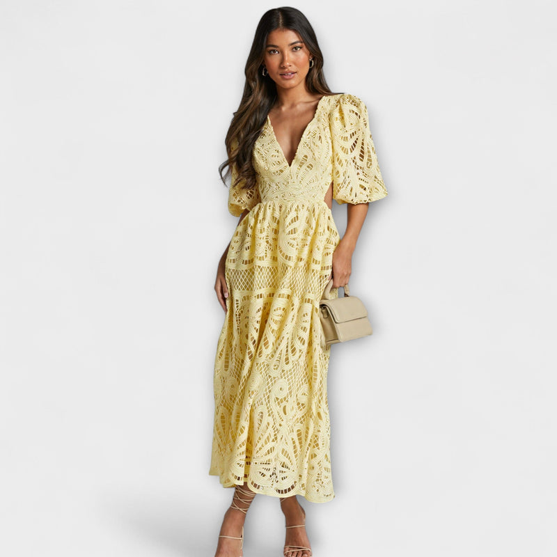 Elegante vestito con delicati dettagli
