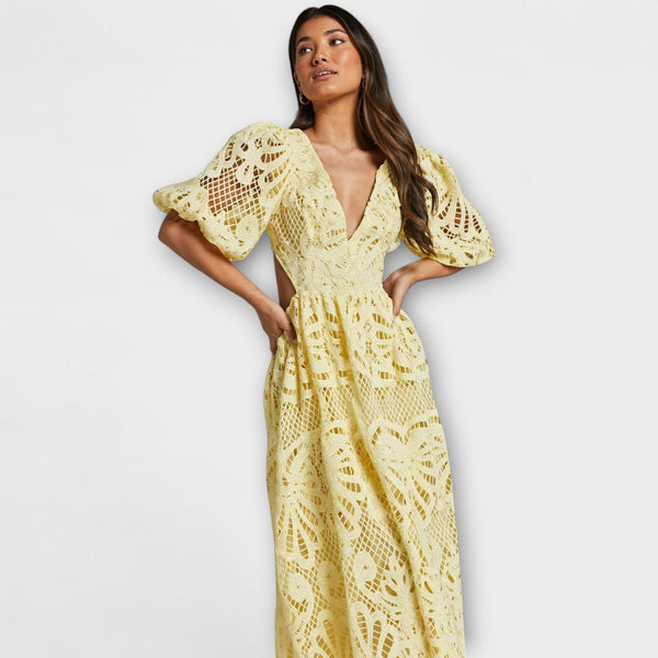 Elegante vestito con delicati dettagli