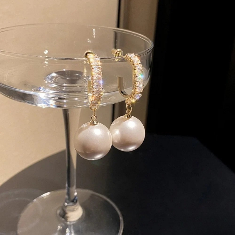 Orecchini eleganti con perle e zirconia