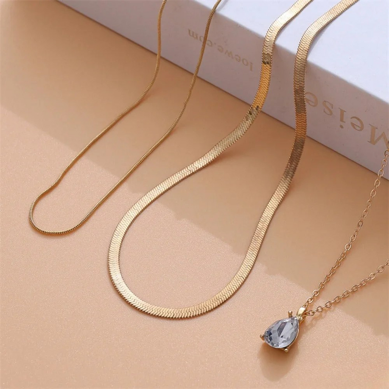 Collana a strati con pendente in zirconi