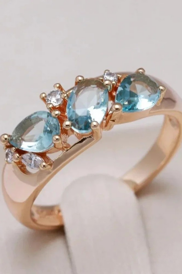 Anello d'oro con zirconi blu