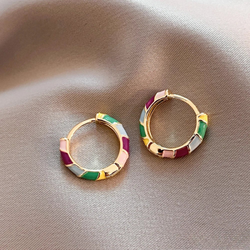 Eleganti orecchini con smalto colorato