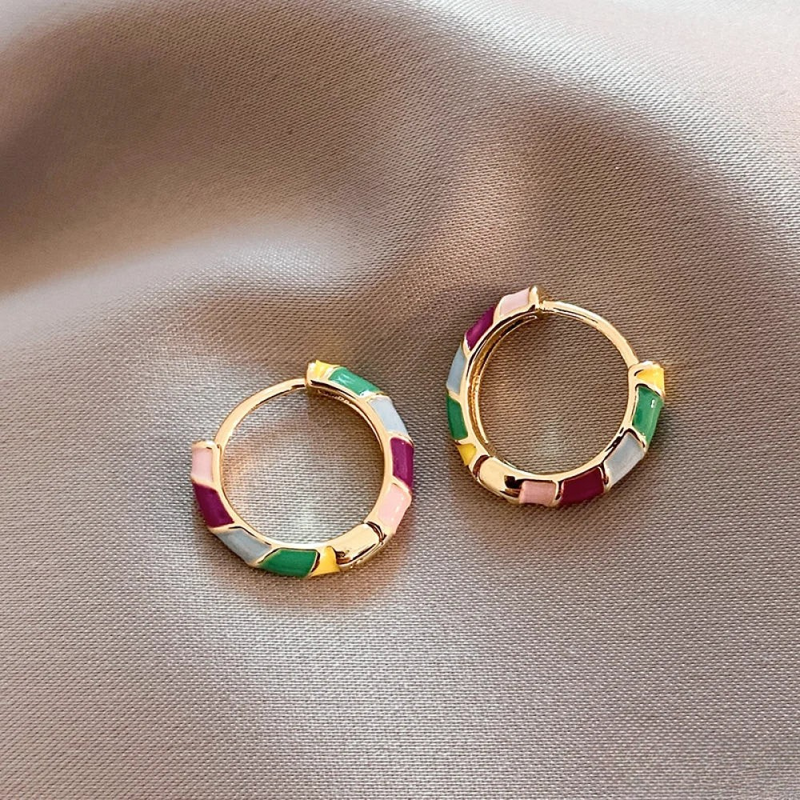 Eleganti orecchini con smalto colorato