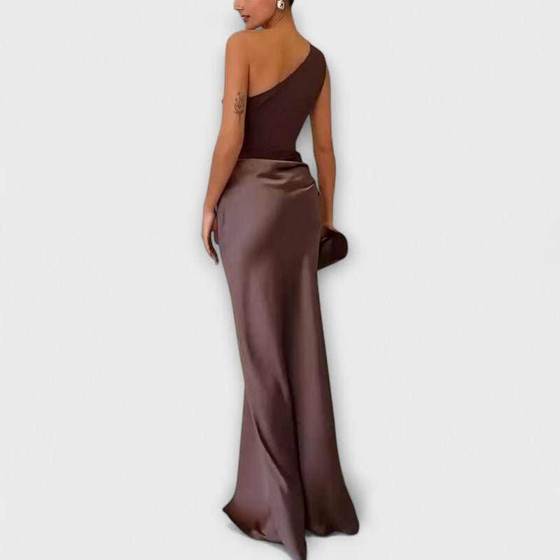 Elegante vestito maxi a spalla unica con pieghe