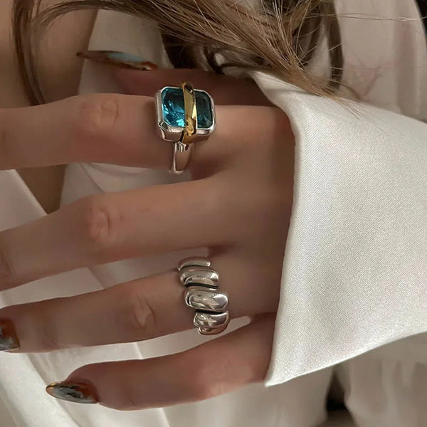 Anello con zirconi blu