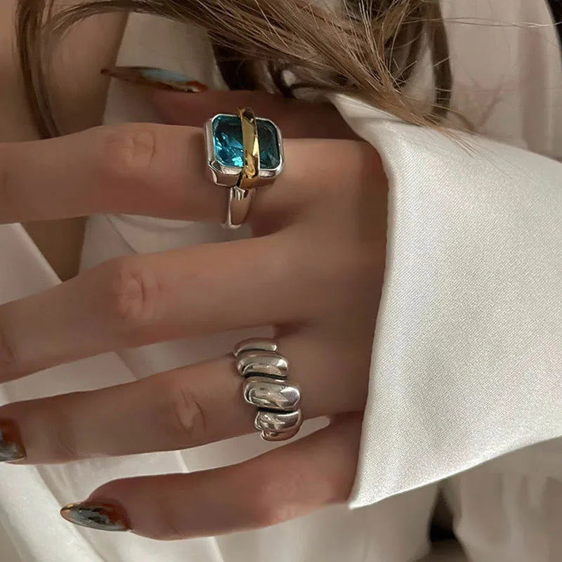 Anello con zirconi blu