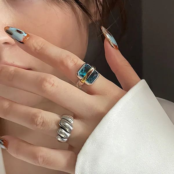 Anello con zirconi blu
