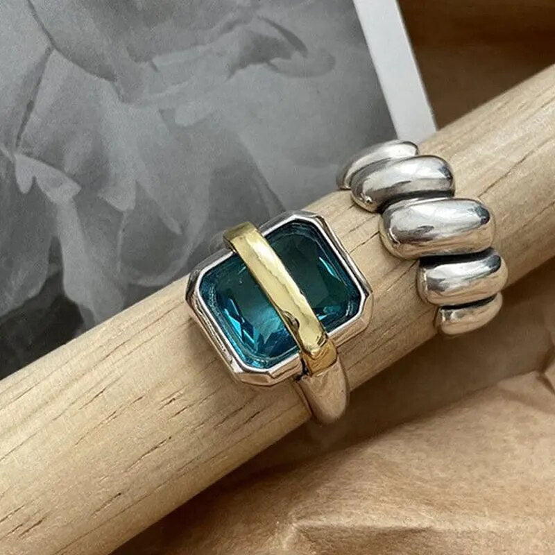 Anello con zirconi blu