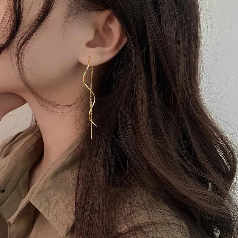 Orecchini Lunghi con Design Ondulato