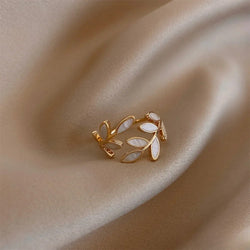 Anello regolabile con foglia bianca