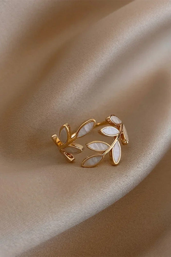 Anello regolabile con foglia bianca
