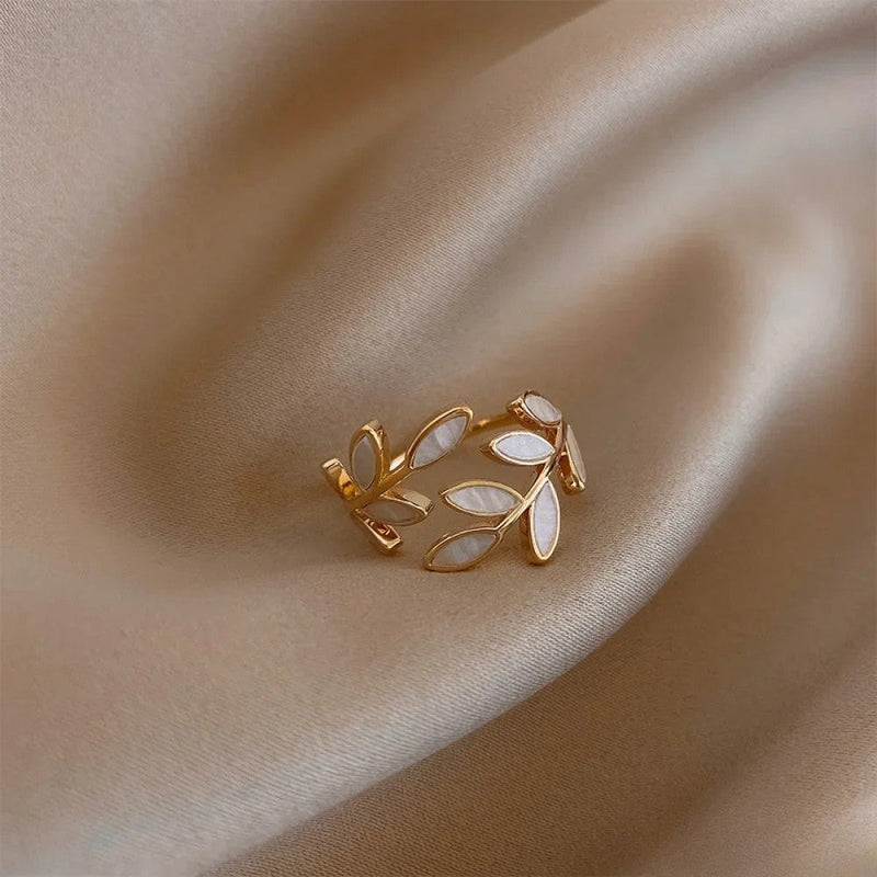 Anello regolabile con foglia bianca