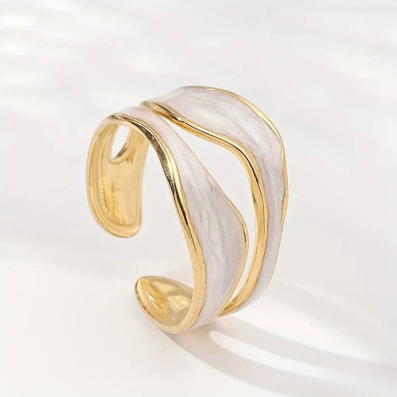 Anello bianco antico