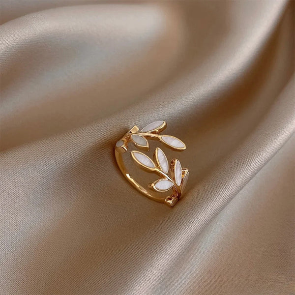 Anello regolabile con foglia bianca
