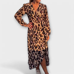 Vestito casual con stampa leopardata e scollatura a V