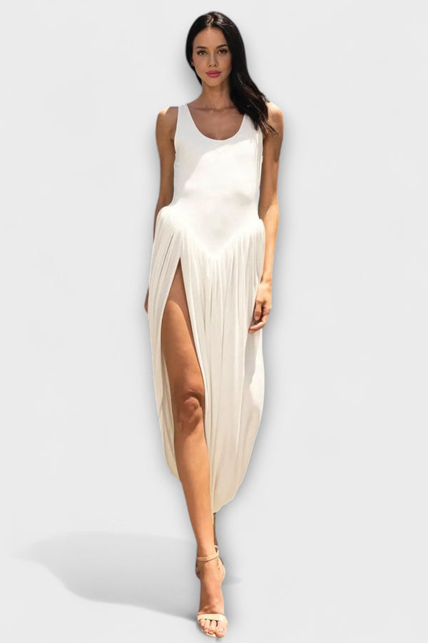 Abito maxi drappeggiato con gonna scultorea e apertura laterale