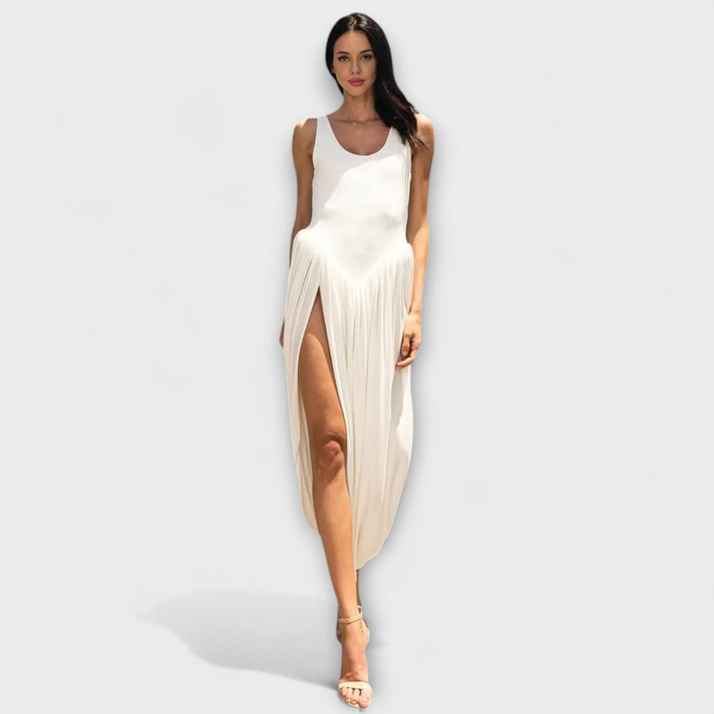Abito maxi drappeggiato con gonna scultorea e apertura laterale