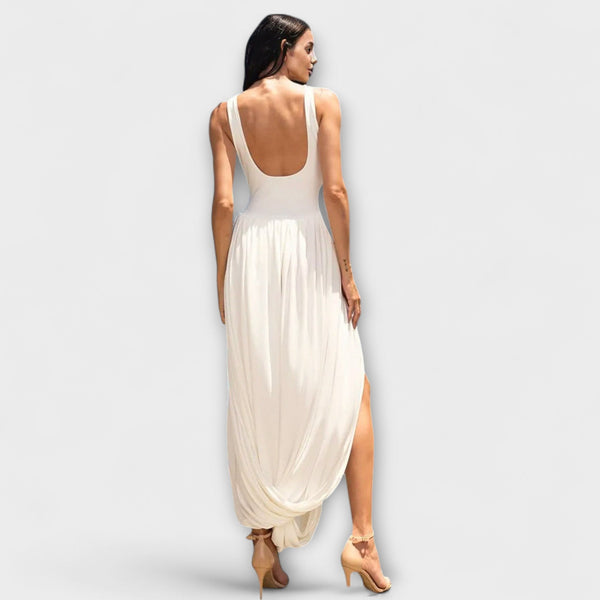 Abito maxi drappeggiato con gonna scultorea e apertura laterale