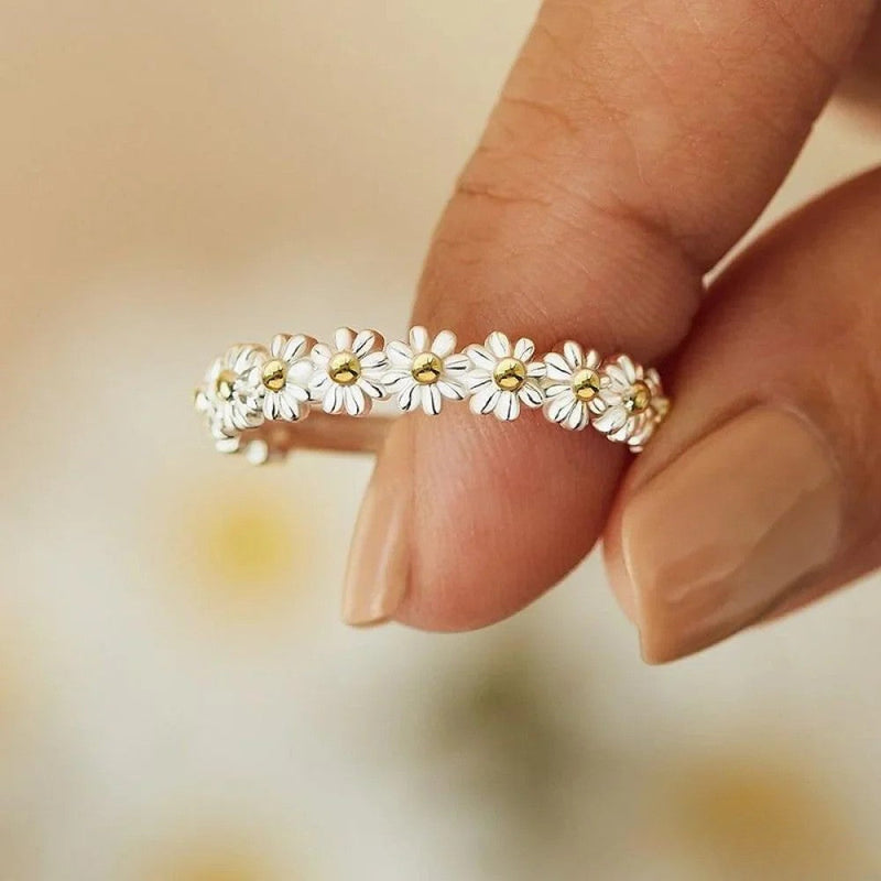 Anello regolabile con margherita smaltata dipinta a mano