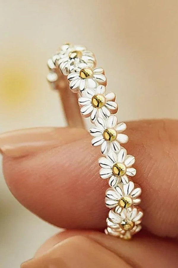Anello regolabile con margherita smaltata dipinta a mano