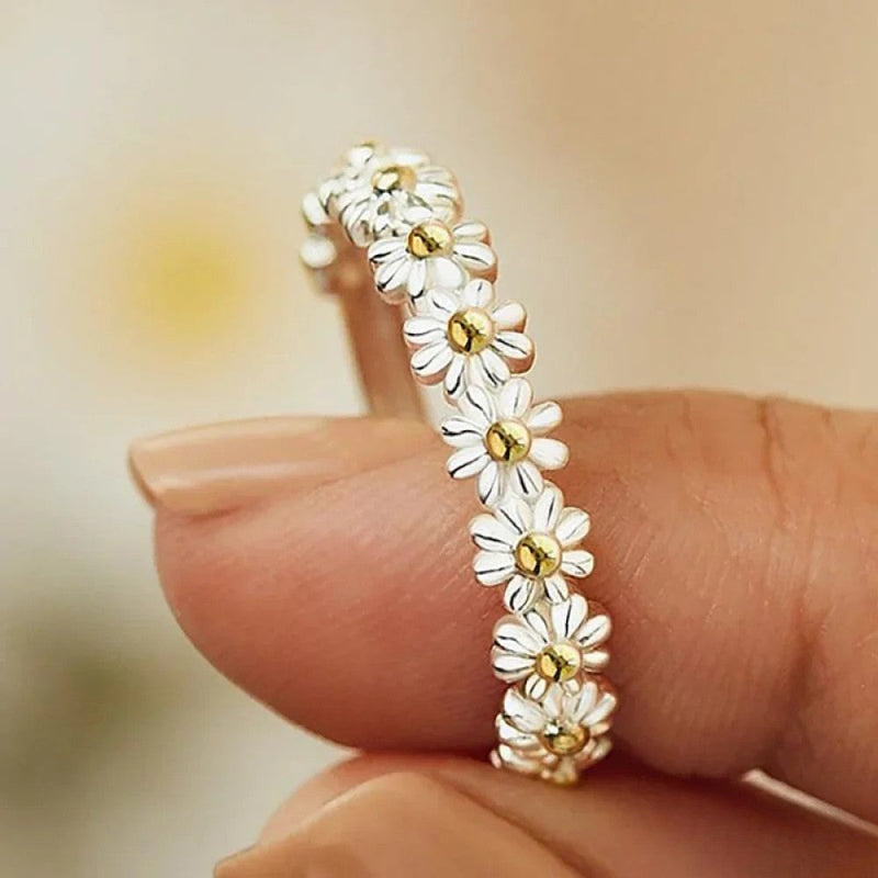 Anello regolabile con margherita smaltata dipinta a mano