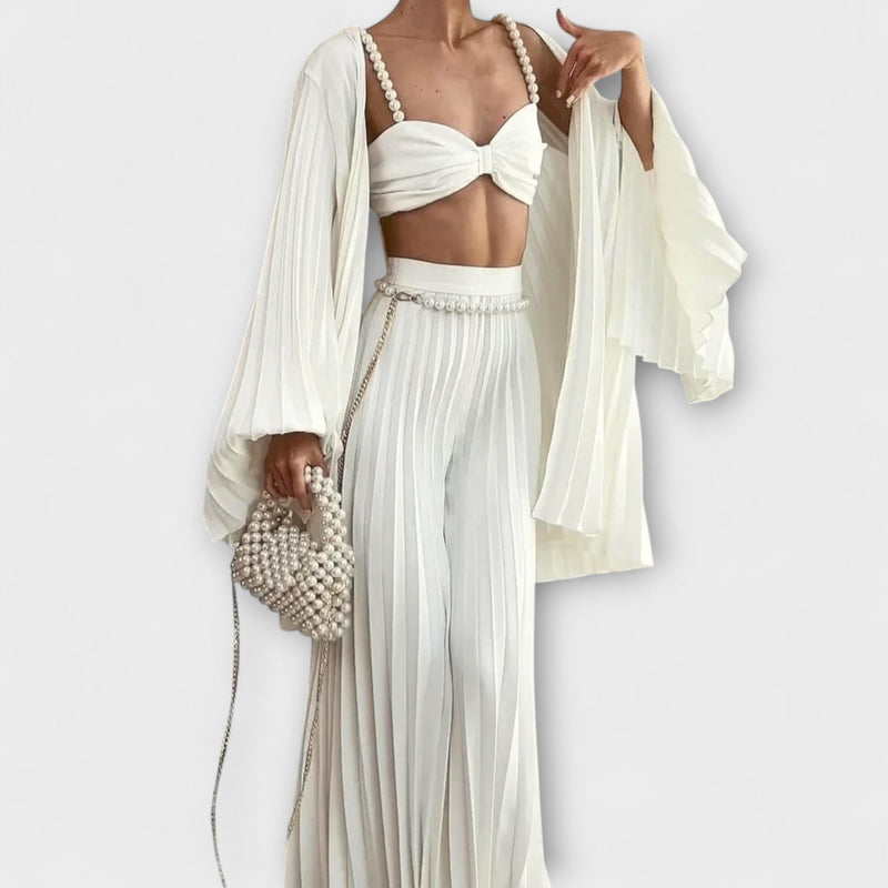 Evangeline - Blusa bianca con plissettature, pantaloni larghi e cardigan