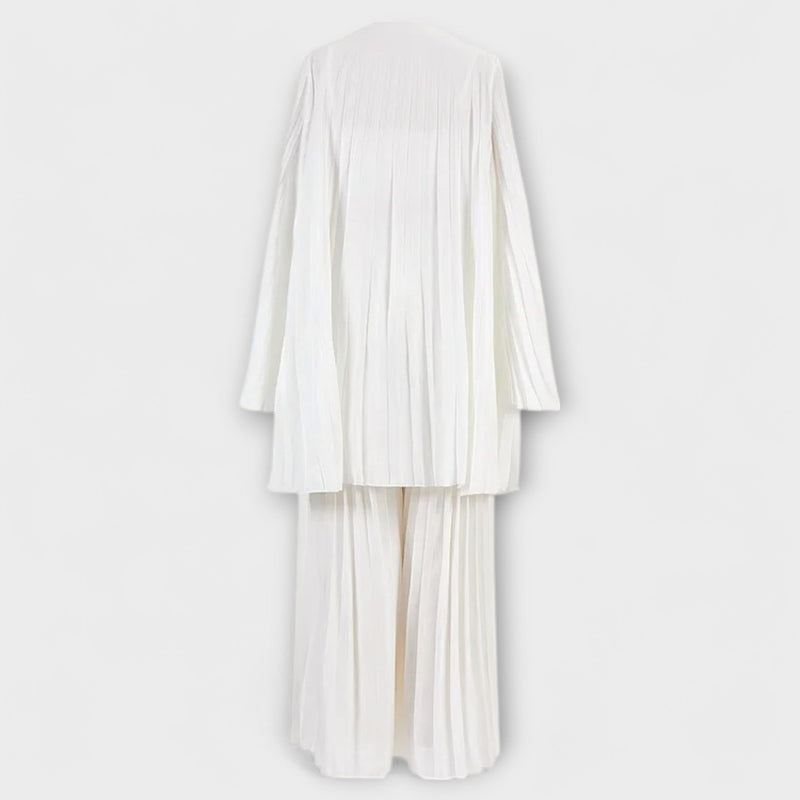 Evangeline - Blusa bianca con plissettature, pantaloni larghi e cardigan